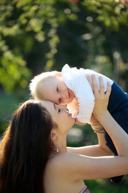 Mutlu sevimli bebek çocuk ve annesi eğleniyor