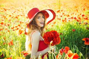 Kız retro şapkalı haşhaş tohumu alanındaki