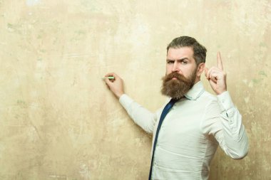 öğretmen, ciddi bir yüz üzerinde sakallı adam yazmak tebeşir ile