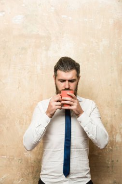 ciddi bir yüz kahve fincan çay içmek adamla sakallı