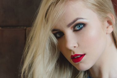 Kadın güzel yüzünde kırmızı dudaklar