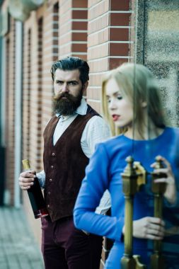 Şişe şarap bulanık kız açılış kapı ile tutarak hipster