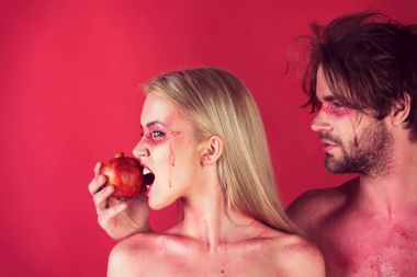 erkek ve kadın makyaj ile nar tutun