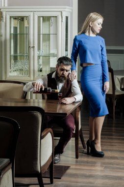 Kız şarap dökme hipster ayakta