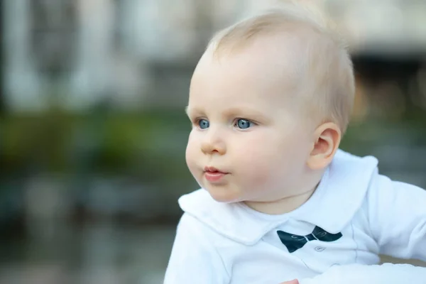 Schattige babyjongen met blauwe ogen en blond haar — Stockfoto