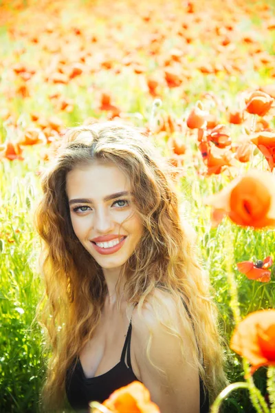 haşhaş tohumu ve mutlu uzun kıvırcık saçlı kızla