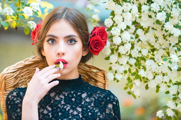 Ragazza con fiore bianco in mano — Foto Stock