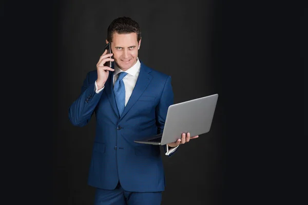 Affärsman prata telefon med laptop — Stockfoto