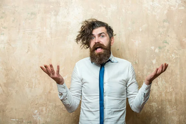 adam ya da ciddi bir yüz üzerinde uzun sakallı hippi