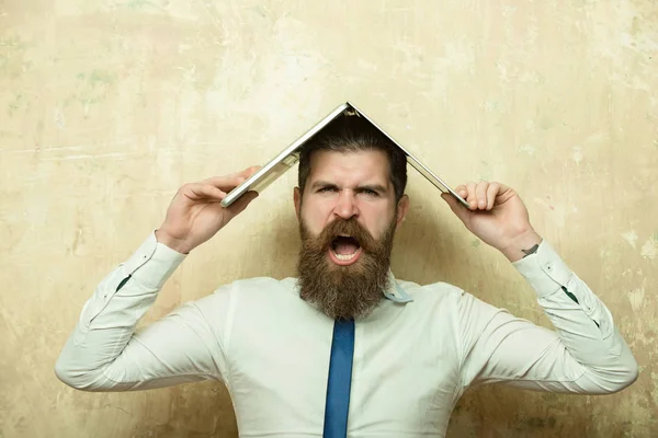 Человек или хипстер с длинной бородой держать ноутбук — стоковое фото