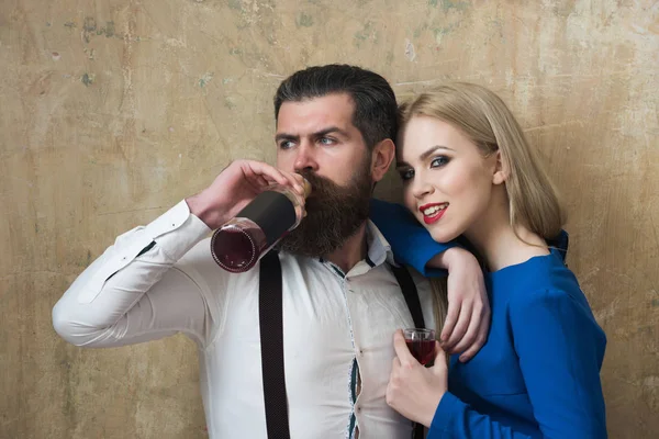 ボトルとガラスと笑っている女の子からワインを飲む男性 — ストック写真