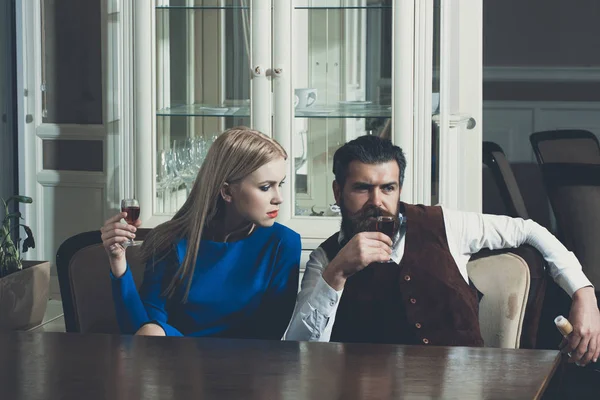 Mujer y hipster bebiendo vino en el restaurante — Foto de Stock