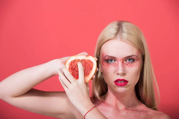Mooi meisje met stijlvolle make-up greep grapefruit, vitamine — Stockfoto