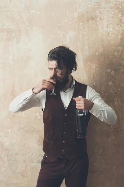 Hipster boire un verre de vin — Photo