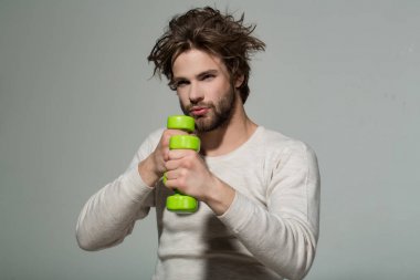 adam sabah egzersiz yaparak barbell ile saç uncombed