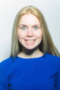 Mutlu yüz beyaz dişler ile gülümseyen kadın