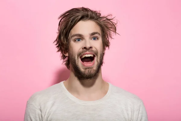 Homme heureux avec de longs cheveux élégants non peignés, matin et salon de coiffure — Photo