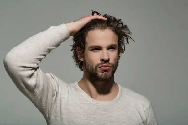 Bell'uomo con barba e capelli alla moda, mattina e moda — Foto Stock