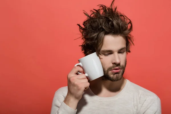 Homem sonolento com xícara de chá ou café — Fotografia de Stock