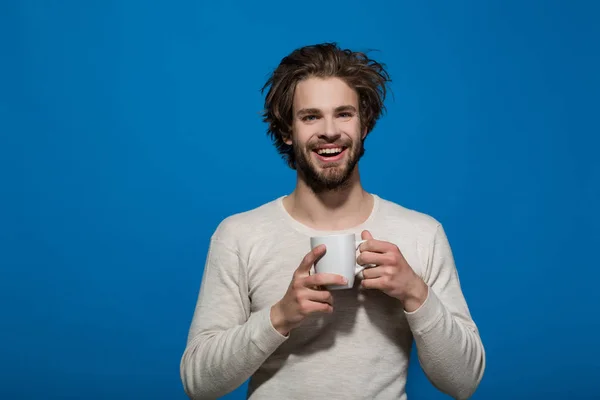 Uomo sorridente con tazza di tè o caffè — Foto Stock