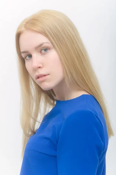 Model met lang blond haar en geen make-up op gezicht — Stockfoto