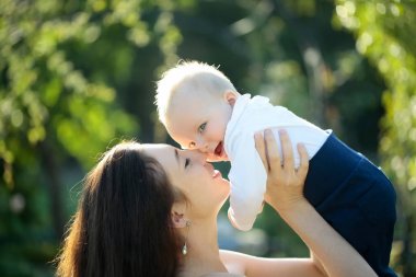 Mutlu sevimli bebek çocuk ve annesi eğleniyor