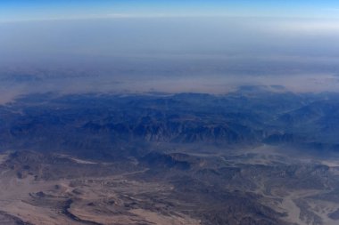 Kum Çölü ve uzak Dağları doruklarına doğal peyzaj