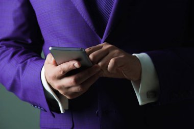 Smartphone kullanarak eller