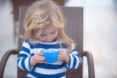 Çocuk şirin yüzünde beyaz süt bıyığı ile küçük çocuk