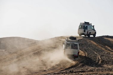 Çölde yarış cip