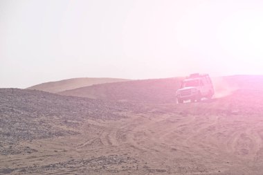 Çöl kumulları ile araba dayak