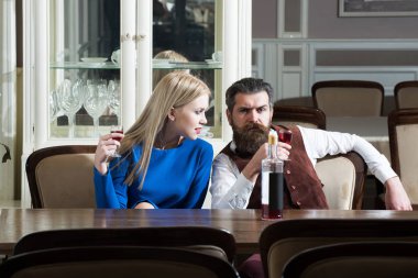 Çift tr restoranda şarap şişe