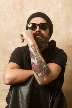 Adam uzun sakal ve bıyık.