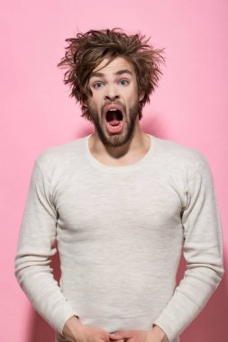 uzun uncombed saçlı uykulu adam sabah uyanmak