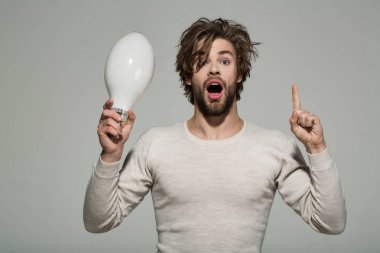 Şaşırmış adamın bir fikri var.