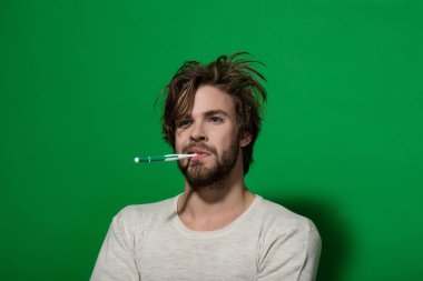 metroseksüel erkek fırça diş macunu ile