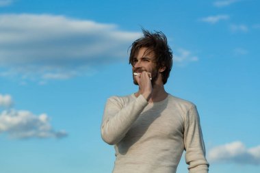 adam fırça diş macunu üzerinde mavi gökyüzü, metroseksüel