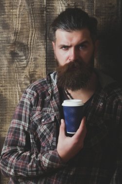 Kaşlarını sakallı hippi mavi plastik kap ile poz