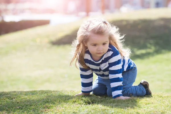 Niño pequeño con adorable cara pensativa arrastrándose sobre la rodilla —  Fotos de Stock