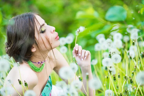 Belleza y moda del cuidado de la piel, mujer con maquillaje de moda — Foto de Stock