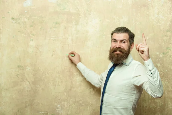 Hipster homme avec barbe sur le visage heureux écrire avec de la craie — Photo