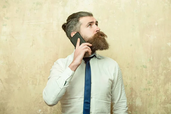 Barbudo o hipster con barba larga hablando por teléfono —  Fotos de Stock