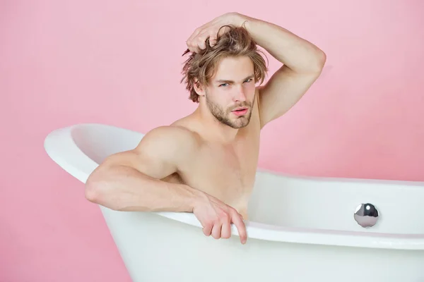 남자 근육 바디 화이트 욕조에 앉아 — 스톡 사진