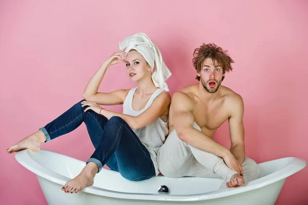 Vrouw met handdoek en verrast man op Bad — Stockfoto