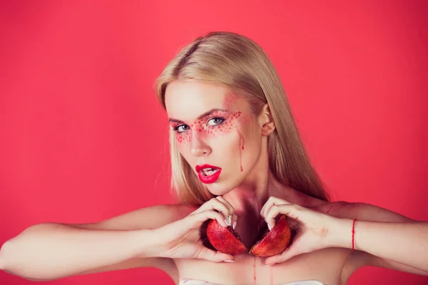 Jente med kreativ moteriktig sminke holder granatepler, vitamin – stockfoto