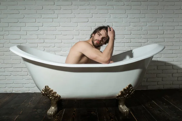 Uomo con corpo muscolare in bagno — Foto Stock