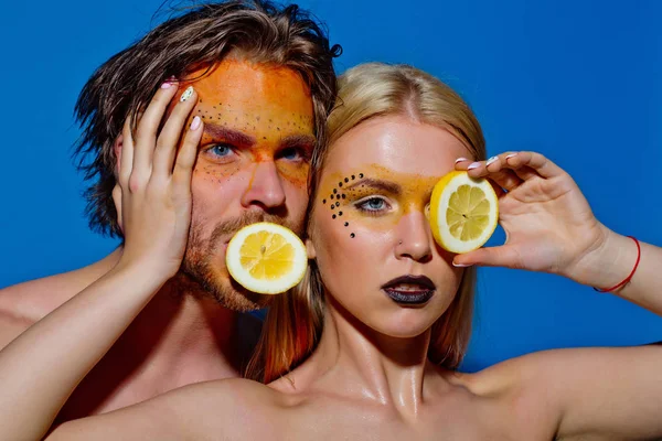 kadın ve erkek makyaj ile genç birkaç limon tutun