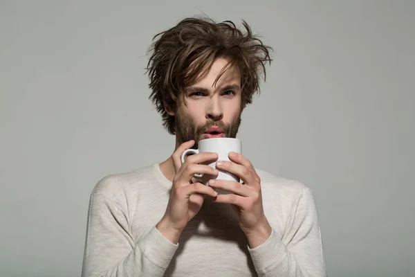 Chá ou café na bebida de homem da xícara — Fotografia de Stock