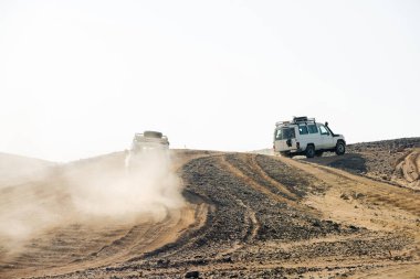 Üzerinden çöl tepeler yarış Araçlar