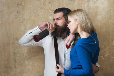 Kadın ve adam şarap içme